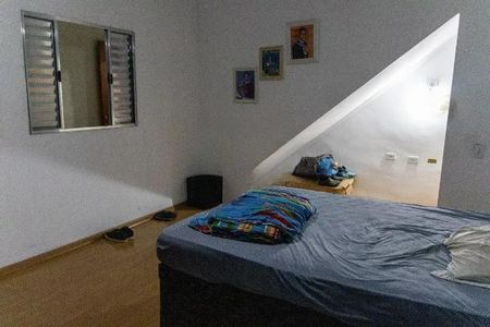 Casa à venda com 300m², 3 quartos e 5 vagasCama simples com colchão azul e cobertor colorido, com uma porta de vidro e uma parede branca.