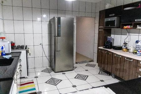 Casa à venda com 300m², 3 quartos e 5 vagasCozinha com geladeira, fogão e piso de porcelanato, com iluminação boa e arrumação básica.