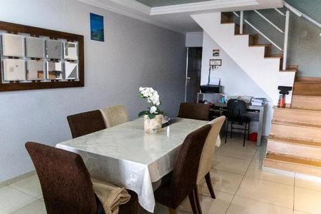 Tabela de jantar com mesa branca e cadeiras de cores escuras e claras, com um vaso de flores no centro. de casa à venda com 3 quartos, 300m² em Recanto das Rosas, Osasco