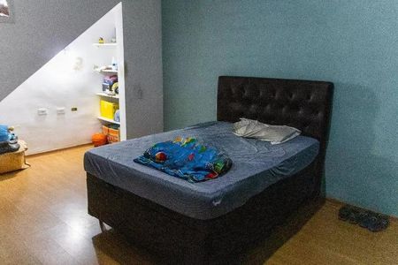 Casa à venda com 300m², 3 quartos e 5 vagasCama simples com colchão e travesseiro, com uma manta colorida sobre o colchão.