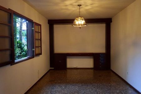 Casa à venda com 8 quartos, 350m² em Pendotiba, Niterói
