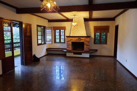 Casa à venda com 8 quartos, 350m² em Pendotiba, Niterói