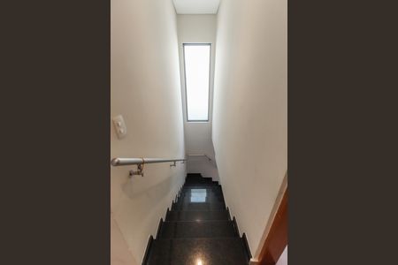 Casa à venda com 600m², 3 quartos e 6 vagasEscada