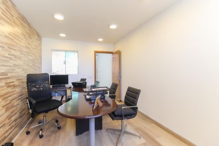 Casa à venda com 600m², 3 quartos e 6 vagasEscritório