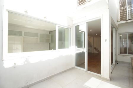 Casa de condomínio para alugar com 120m², 3 quartos e 2 vagasQuintal