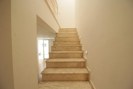 Casa de condomínio para alugar com 120m², 3 quartos e 2 vagasEscada