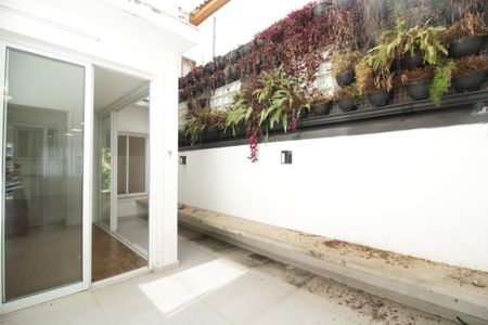 Casa de condomínio para alugar com 120m², 3 quartos e 2 vagasQuintal