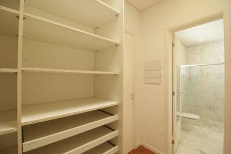 Casa de condomínio para alugar com 120m², 3 quartos e 2 vagasCloset da suíte
