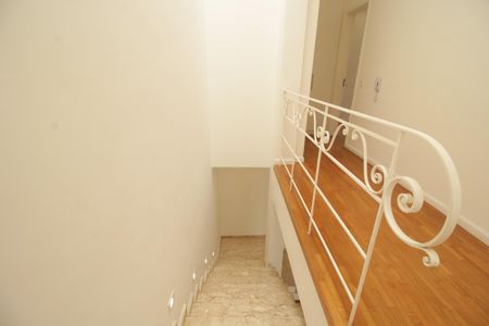 Casa de condomínio para alugar com 120m², 3 quartos e 2 vagasEscada