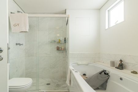 Apartamento para alugar com 151m², 2 quartos e 3 vagas Apartamento para alugar com 151m², 2 quartos e 3 vagasBanheiro da Suíte 1