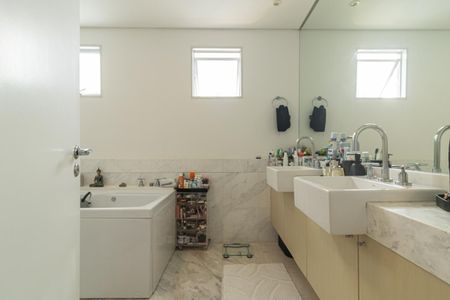 Apartamento para alugar com 151m², 2 quartos e 3 vagas Apartamento para alugar com 151m², 2 quartos e 3 vagasBanheiro da Suíte 1