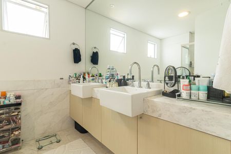 Apartamento para alugar com 151m², 2 quartos e 3 vagas Apartamento para alugar com 151m², 2 quartos e 3 vagasBanheiro da Suíte 1