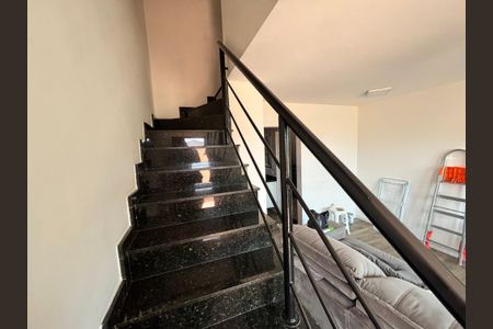 Casa para alugar com 77m², 2 quartos e 2 vagasEscada