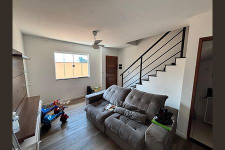 Casa para alugar com 77m², 2 quartos e 2 vagasSala