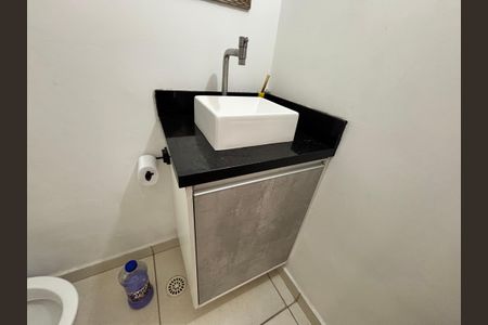 Casa para alugar com 77m², 2 quartos e 2 vagasBanheiro 1