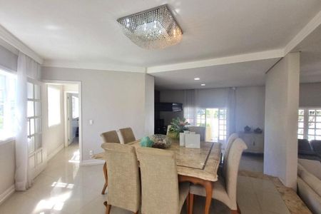 Casa de condomínio à venda com 550m², 4 quartos e 4 vagas