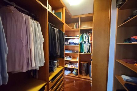 Casa de condomínio à venda com 550m², 4 quartos e 4 vagas