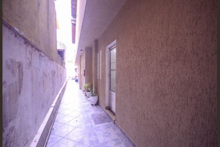 Casa à venda com 180m², 3 quartos e 2 vagas Casa à venda com 180m², 3 quartos e 2 vagasCorredor de entrada lateral
