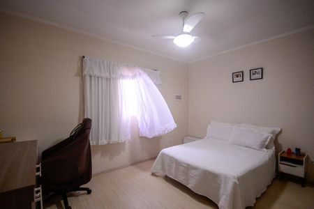 Casa à venda com 180m², 3 quartos e 2 vagas Casa à venda com 180m², 3 quartos e 2 vagasCasa 1 - Quarto 1