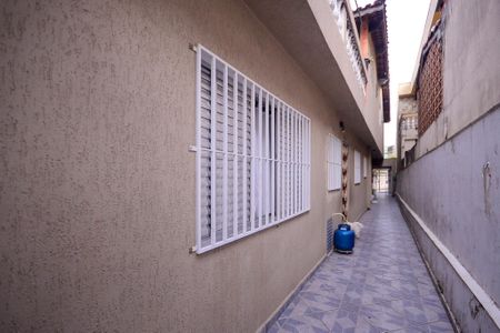 Casa à venda com 180m², 3 quartos e 2 vagas Casa à venda com 180m², 3 quartos e 2 vagasCorredor de entrada lateral