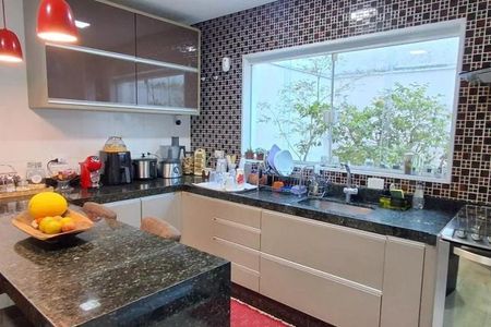 Casa à venda com 237m², 4 quartos e 4 vagas