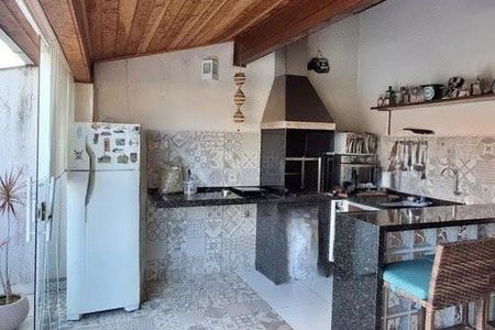 Casa à venda com 237m², 4 quartos e 4 vagas