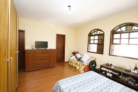 Casa à venda com 420m², 6 quartos e 2 vagasQuarto 2 - Suíte