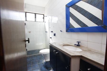 Casa à venda com 420m², 6 quartos e 2 vagasBanheiro 3