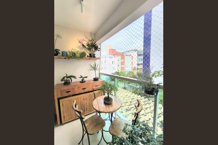 Apartamento à venda com 77m², 3 quartos e 2 vagasVaranda