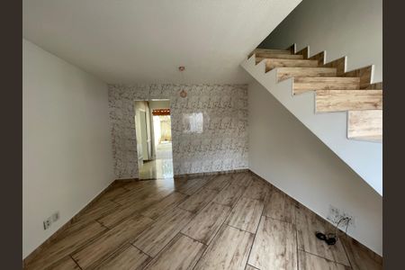 Sala de casa de condomínio para alugar com 2 quartos, 65m² em Jardim Isis, Cotia