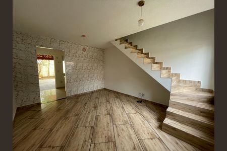 Sala de casa de condomínio para alugar com 2 quartos, 65m² em Jardim Isis, Cotia