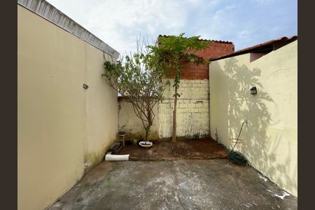 Casa de condomínio para alugar com 65m², 2 quartos e 1 vagaQuintal