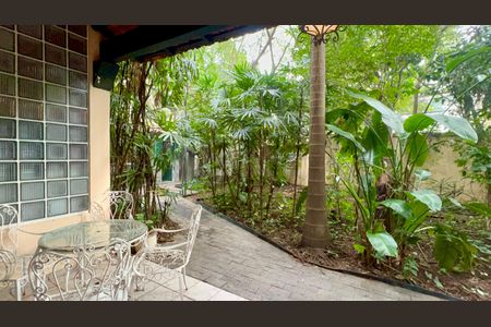 Casa para alugar com 575m², 6 quartos e 7 vagasQuintal