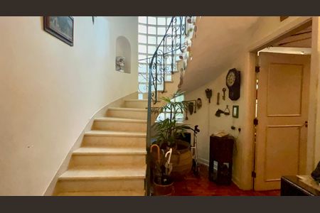 Casa para alugar com 575m², 6 quartos e 7 vagasEscada