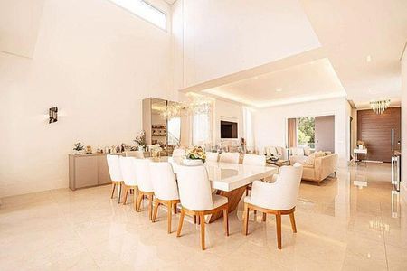 Casa à venda com 550m², 4 quartos e 6 vagas