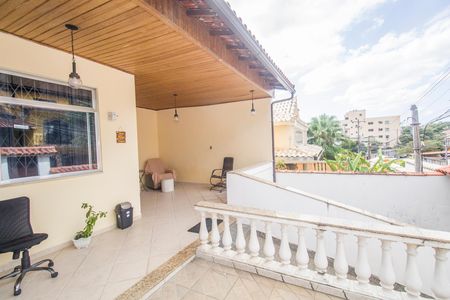 Casa à venda com 360m², 3 quartos e 2 vagas Casa à venda com 360m², 3 quartos e 2 vagasÁrea externa