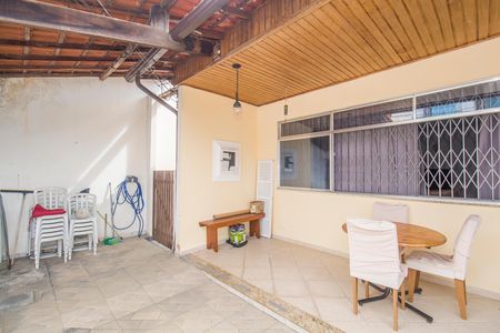 Casa à venda com 360m², 3 quartos e 2 vagas Casa à venda com 360m², 3 quartos e 2 vagasÁrea externa