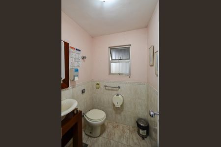 Casa à venda com 300m², 6 quartos e 4 vagas Casa à venda com 300m², 6 quartos e 4 vagasBanheiro Social