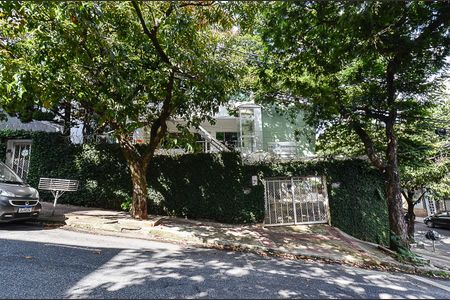 Casa à venda com 300m², 6 quartos e 4 vagas Casa à venda com 300m², 6 quartos e 4 vagasFachada