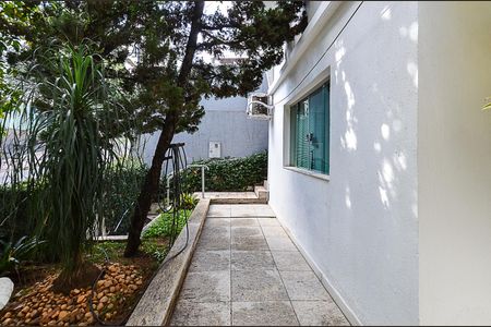 Casa à venda com 300m², 6 quartos e 4 vagas Casa à venda com 300m², 6 quartos e 4 vagasEntrada