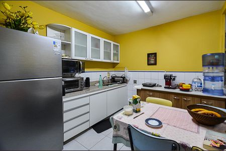 Casa à venda com 300m², 6 quartos e 4 vagas Casa à venda com 300m², 6 quartos e 4 vagasCozinha