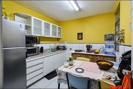 Casa à venda com 300m², 6 quartos e 4 vagas Casa à venda com 300m², 6 quartos e 4 vagasCozinha