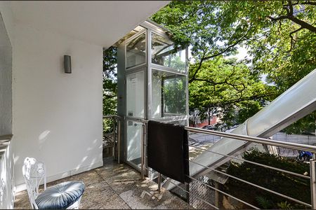 Casa à venda com 300m², 6 quartos e 4 vagas Casa à venda com 300m², 6 quartos e 4 vagasElevador Externo