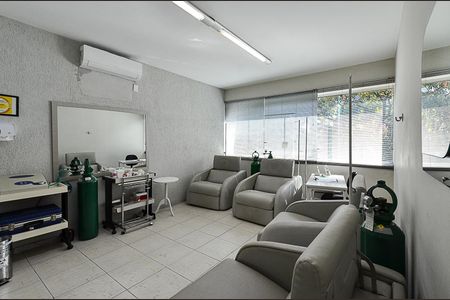 Casa à venda com 300m², 6 quartos e 4 vagas Casa à venda com 300m², 6 quartos e 4 vagasQuarto 4