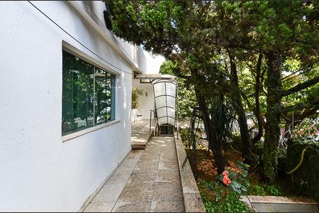 Casa à venda com 300m², 6 quartos e 4 vagas Casa à venda com 300m², 6 quartos e 4 vagasEntrada