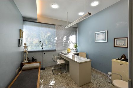 Casa à venda com 300m², 6 quartos e 4 vagas Casa à venda com 300m², 6 quartos e 4 vagasQuarto 5