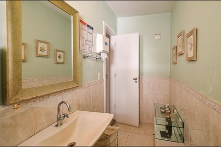 Casa à venda com 300m², 6 quartos e 4 vagas Casa à venda com 300m², 6 quartos e 4 vagasBanheiro Social 2