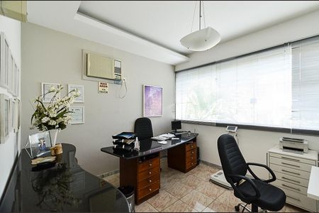 Casa à venda com 300m², 6 quartos e 4 vagas Casa à venda com 300m², 6 quartos e 4 vagasQuarto 2