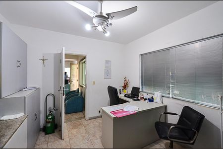 Casa à venda com 300m², 6 quartos e 4 vagas Casa à venda com 300m², 6 quartos e 4 vagasQuarto 3