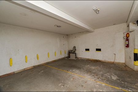 Casa à venda com 300m², 6 quartos e 4 vagas Casa à venda com 300m², 6 quartos e 4 vagasGaragem